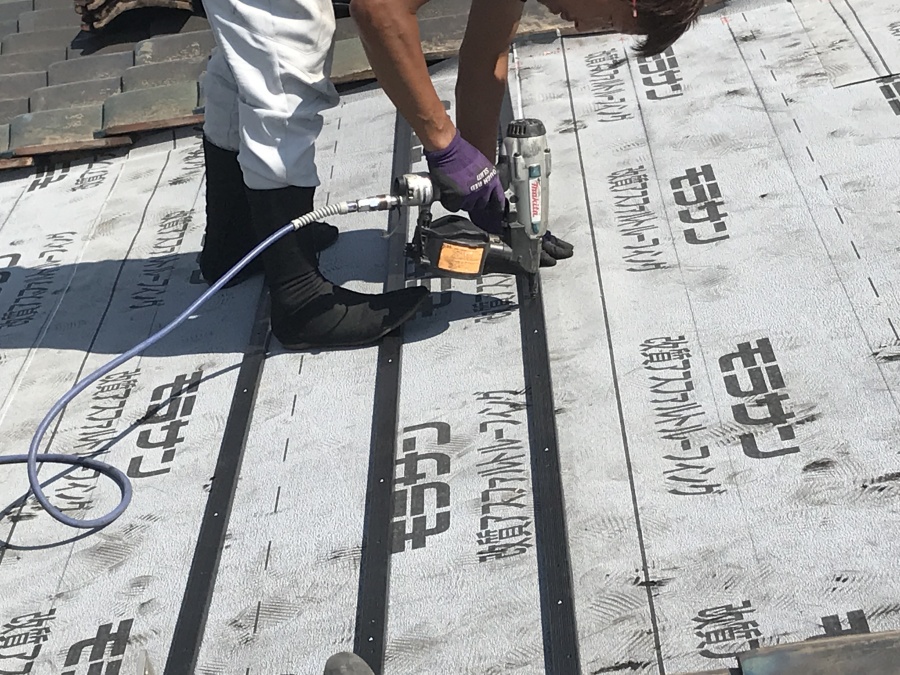 桟木を鉄砲での地に留めつけていきます。