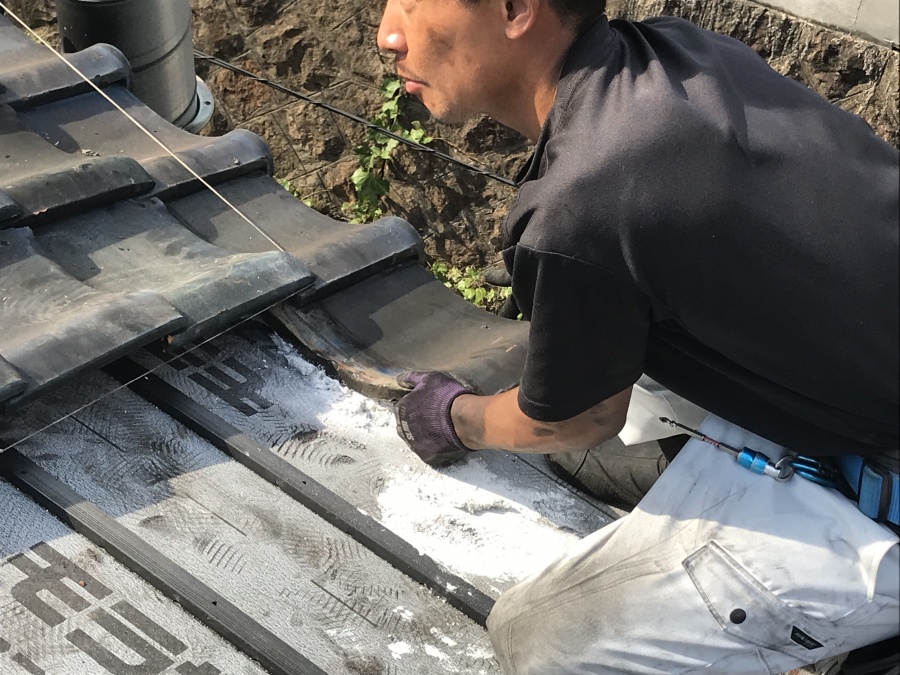 軒先万十瓦の下地になんばんを入れます。