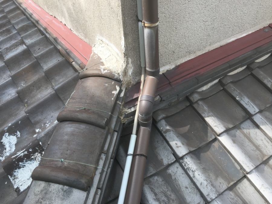 劣化した瓦屋根と下り棟