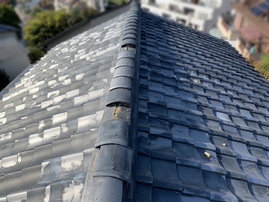 棟瓦がズレて落下した屋根