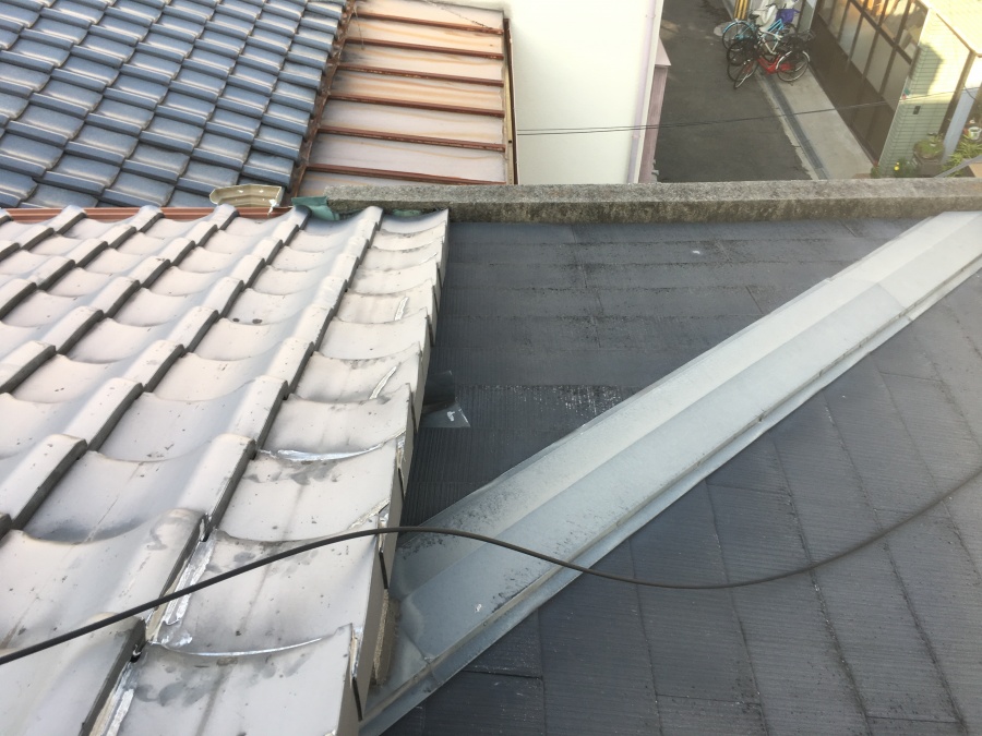 瓦屋根とスレート屋根の取り合い