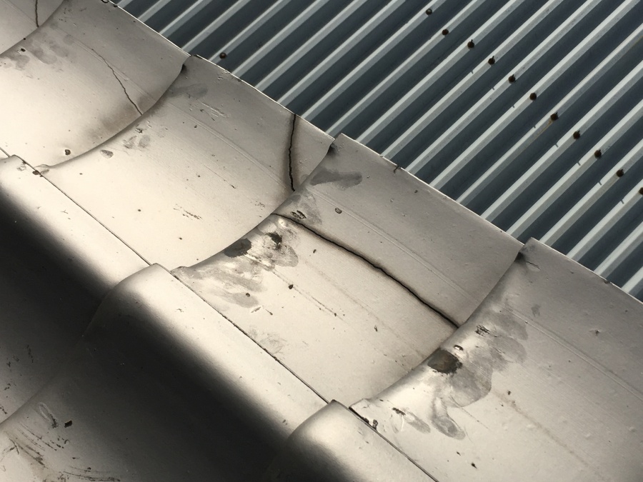 割れて劣化した瓦