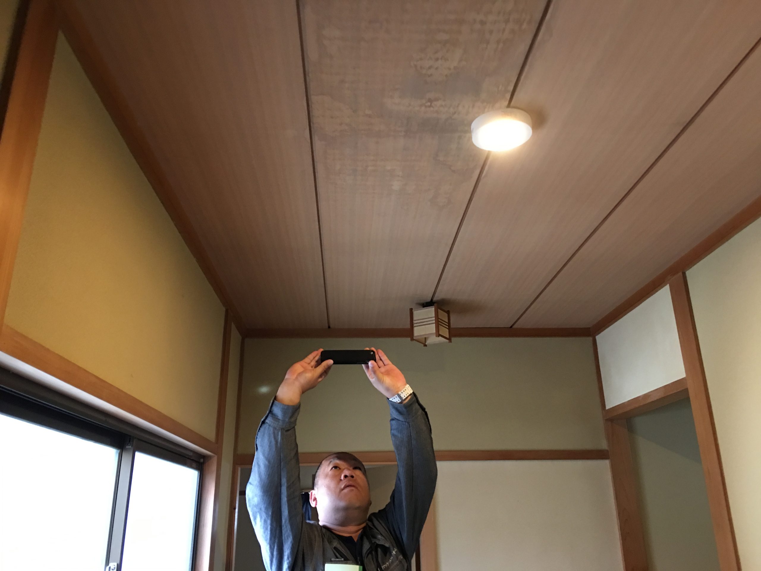 雨漏り箇所を撮影