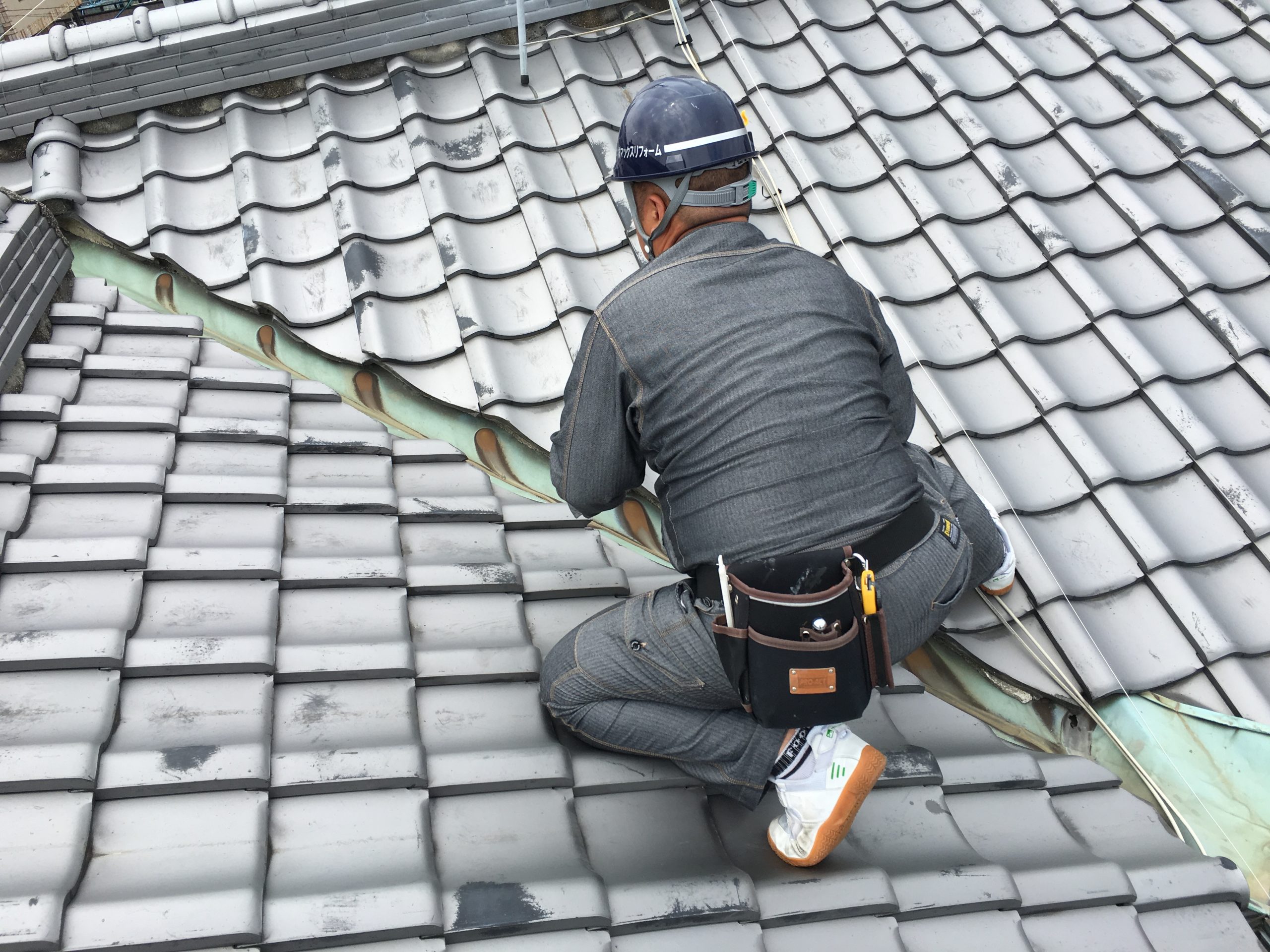 雨漏りに発展しやすい谷板金の不具合をチェック