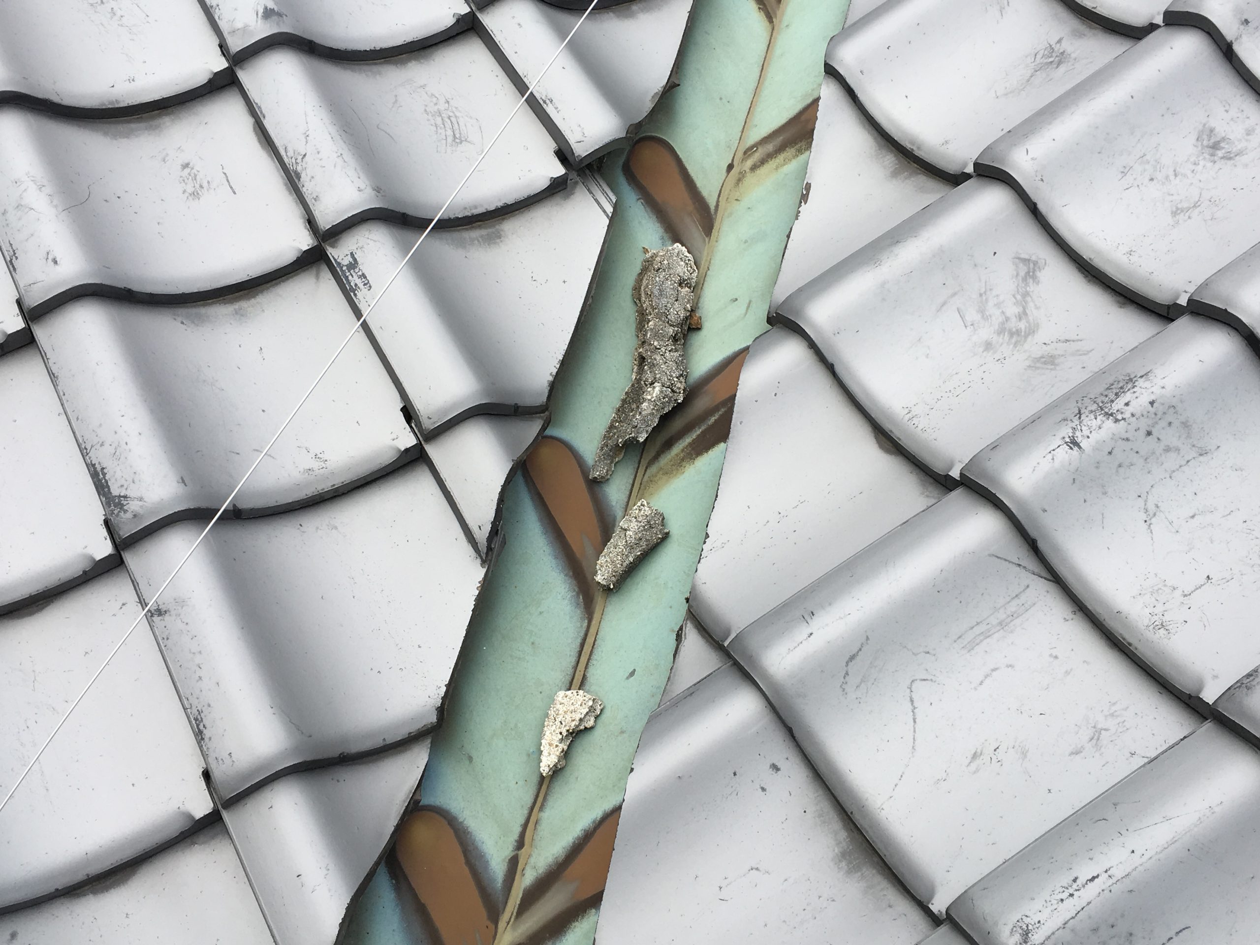 谷板金まわりの漆喰が剥がれて散乱