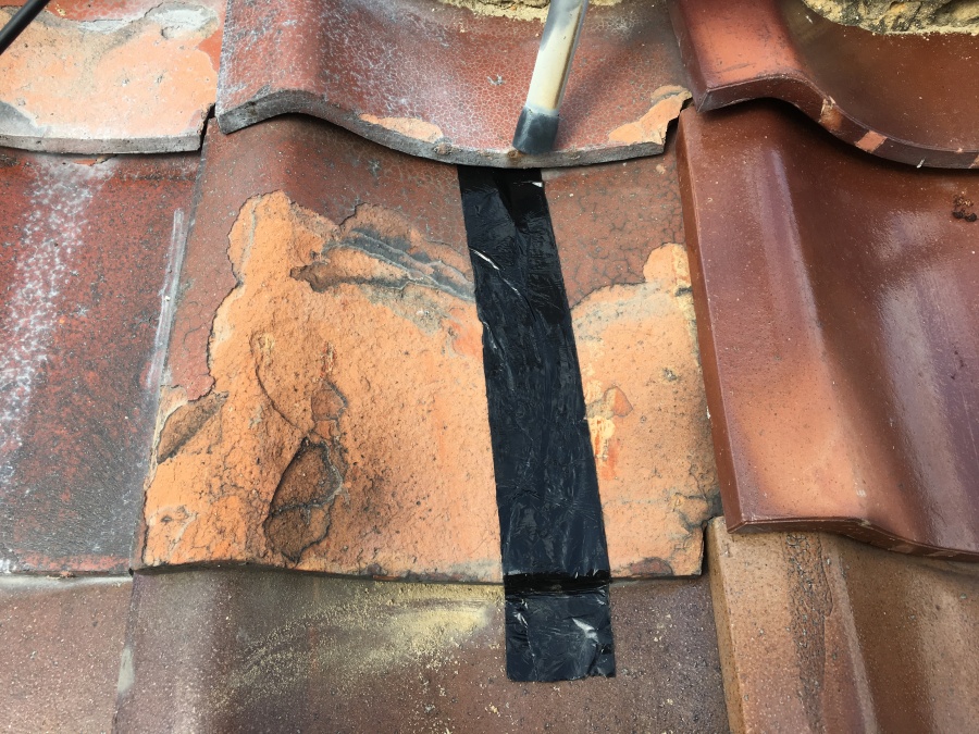 釉薬瓦の割れの補修