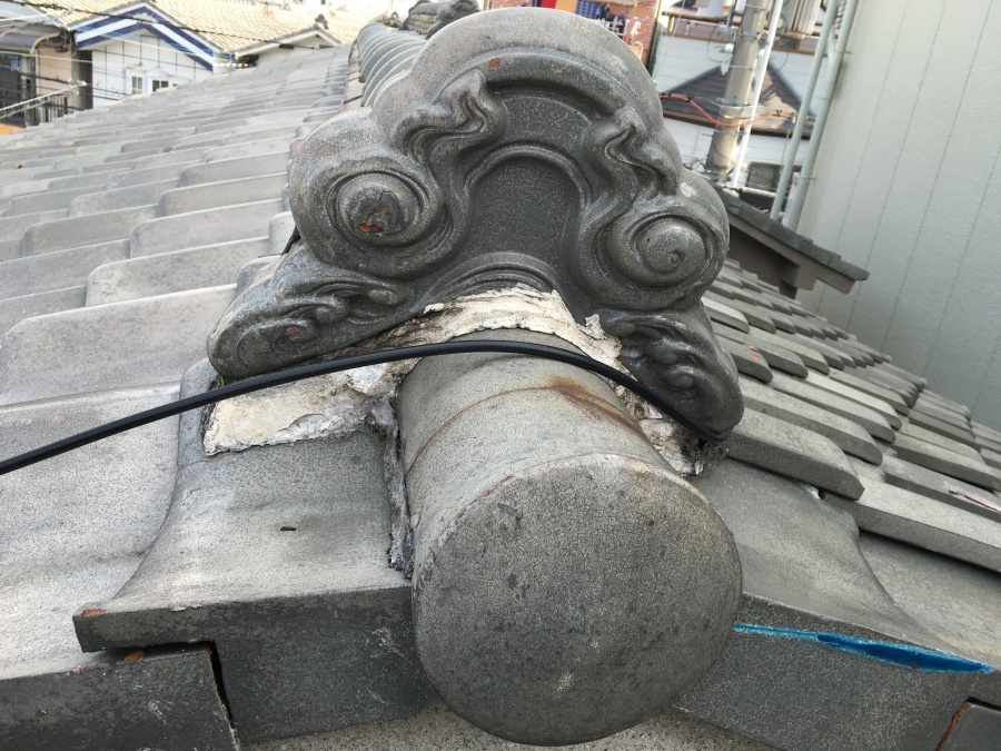 劣化した瓦屋根と漆喰