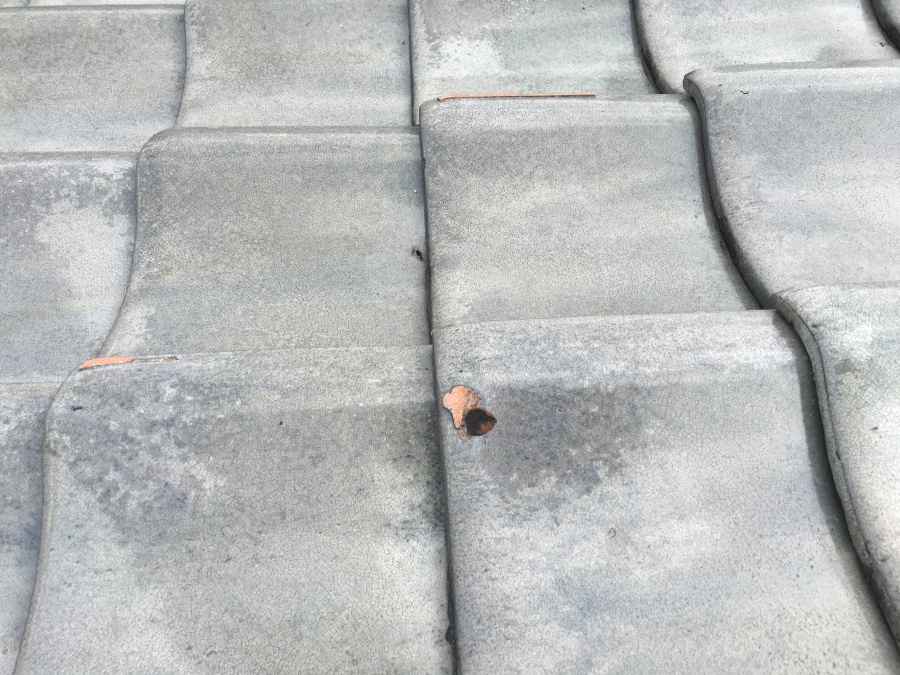 劣化した瓦屋根