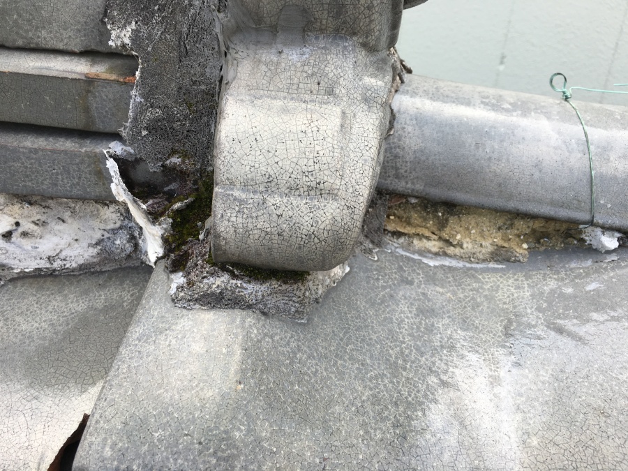 劣化した瓦屋根と漆喰