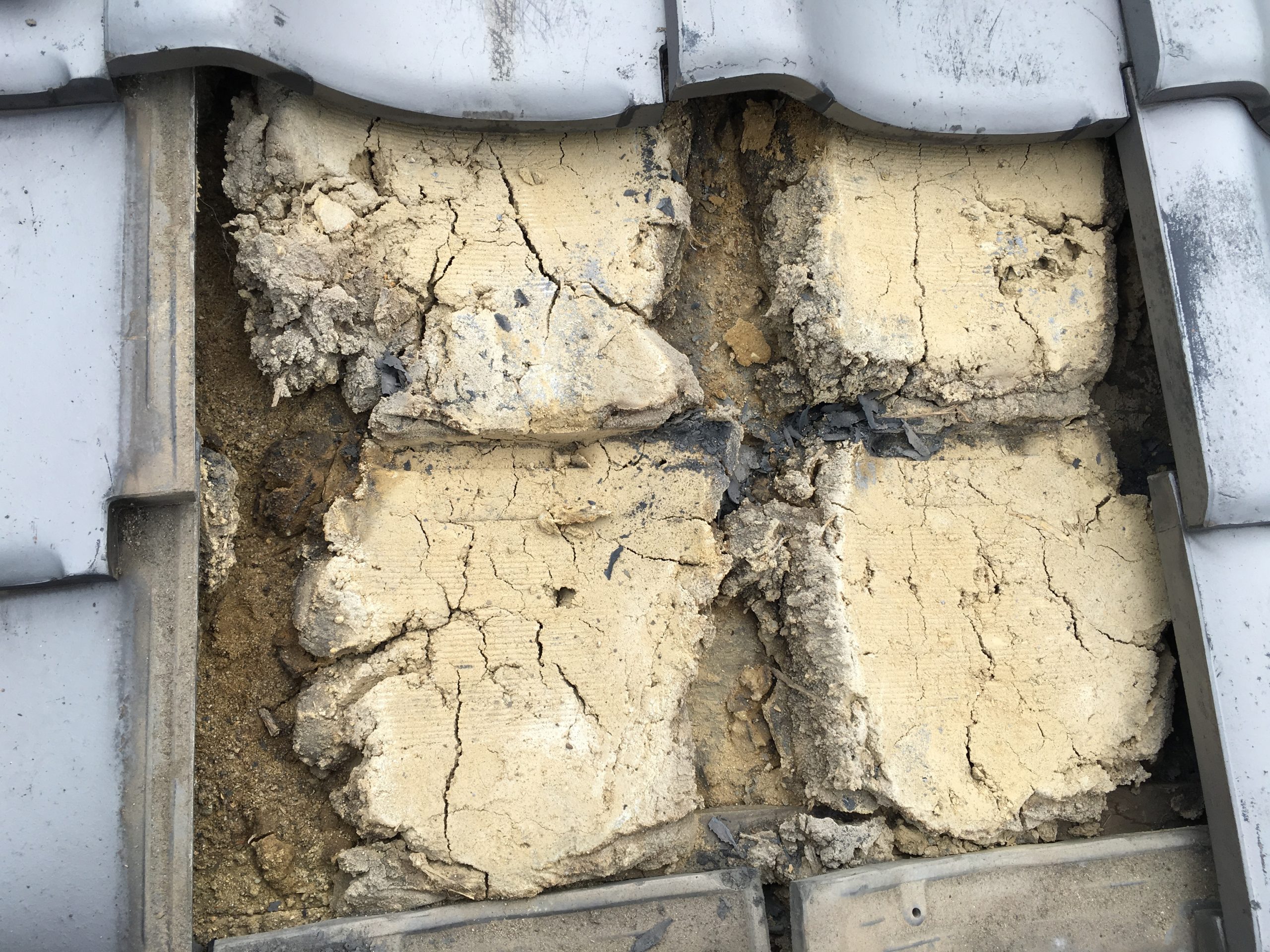 劣化した葺き土