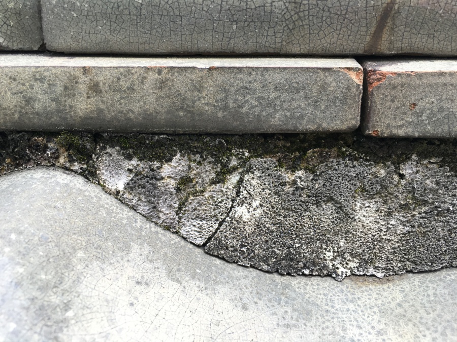 劣化した瓦屋根と漆喰