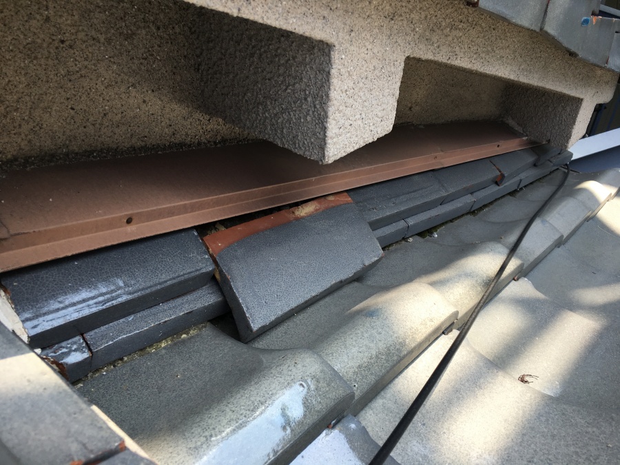 劣化した瓦屋根