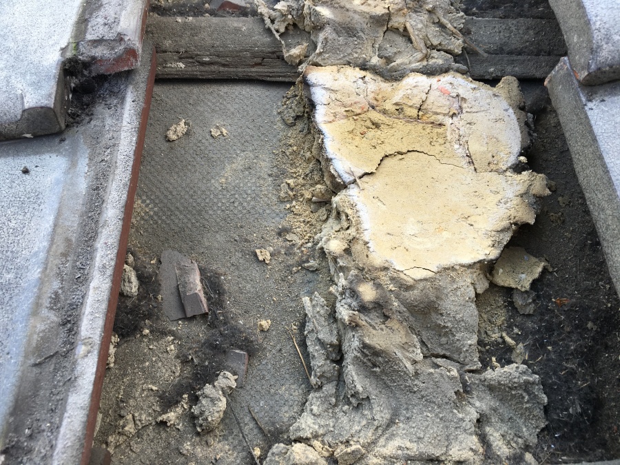 劣化した瓦屋根