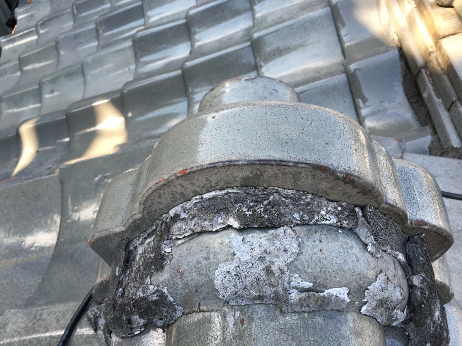 劣化した瓦屋根と漆喰