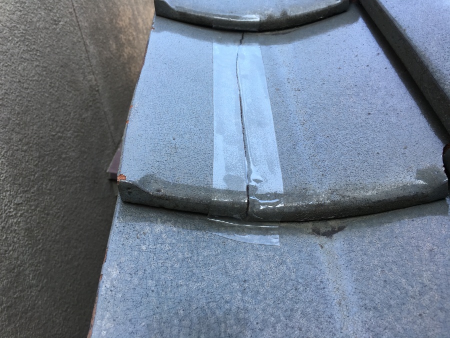 テープで補修した劣化した瓦屋根