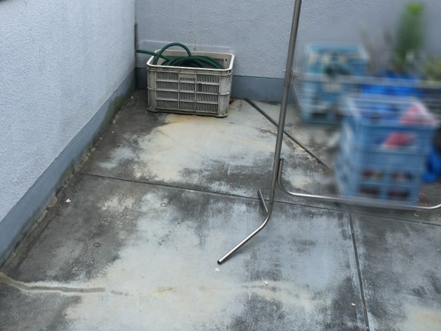 雨漏り原因となっている経年劣化が顕著なベランダ防水
