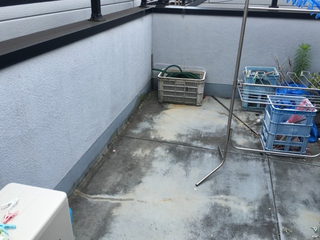 雨漏り箇所真上のベランダ
