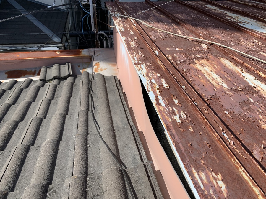 瓦棒屋根の点検中