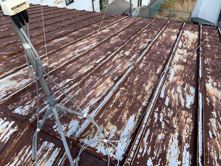 瓦棒屋根の雨漏り点検中