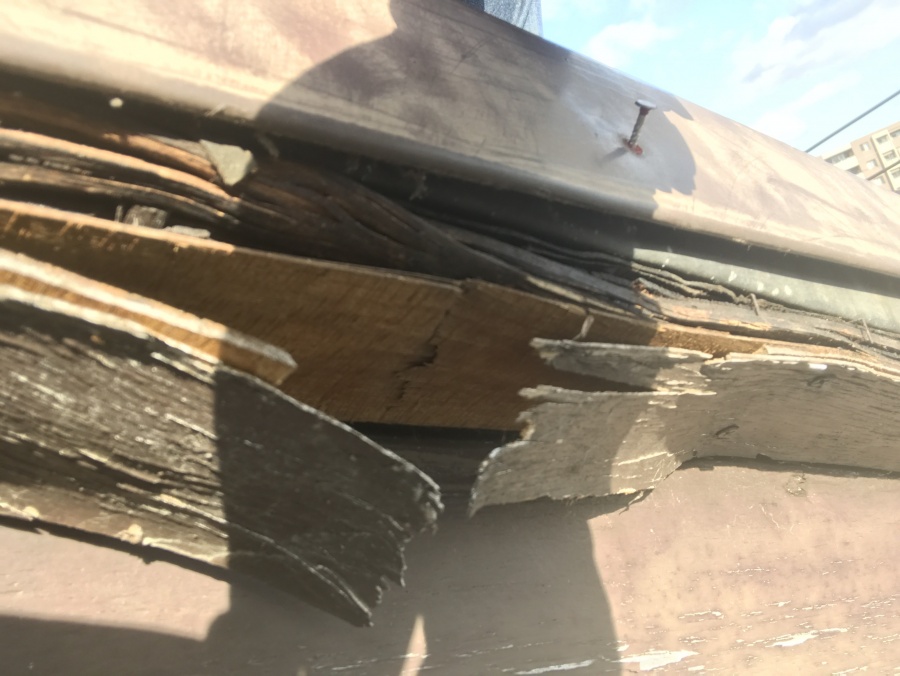 既存破風板の下地が捲れている