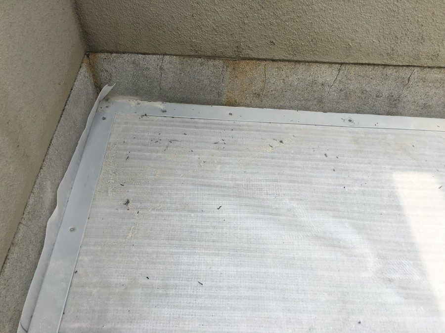 屋上に敷き込んだ通気緩衝シート