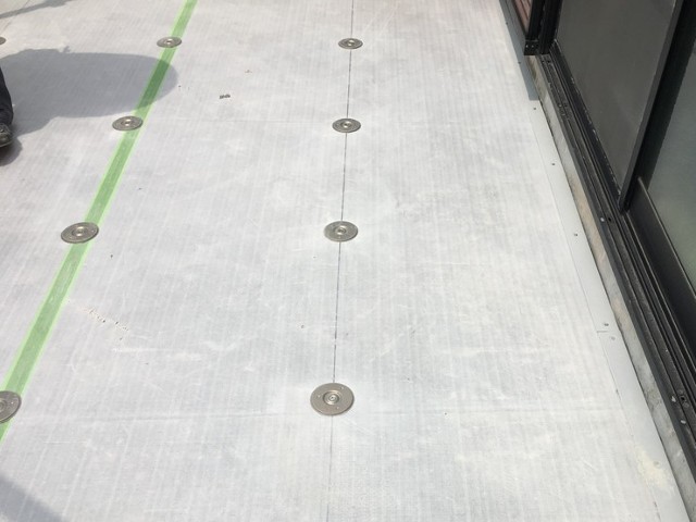 通気シートの上に取り付けた塩ビディスク