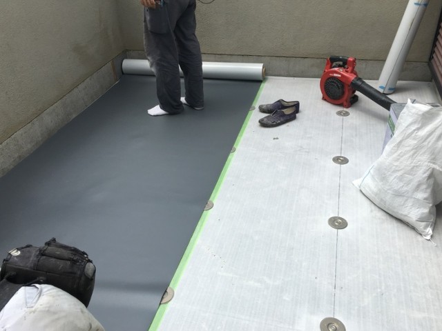 屋上に敷設中の塩ビ防水シート