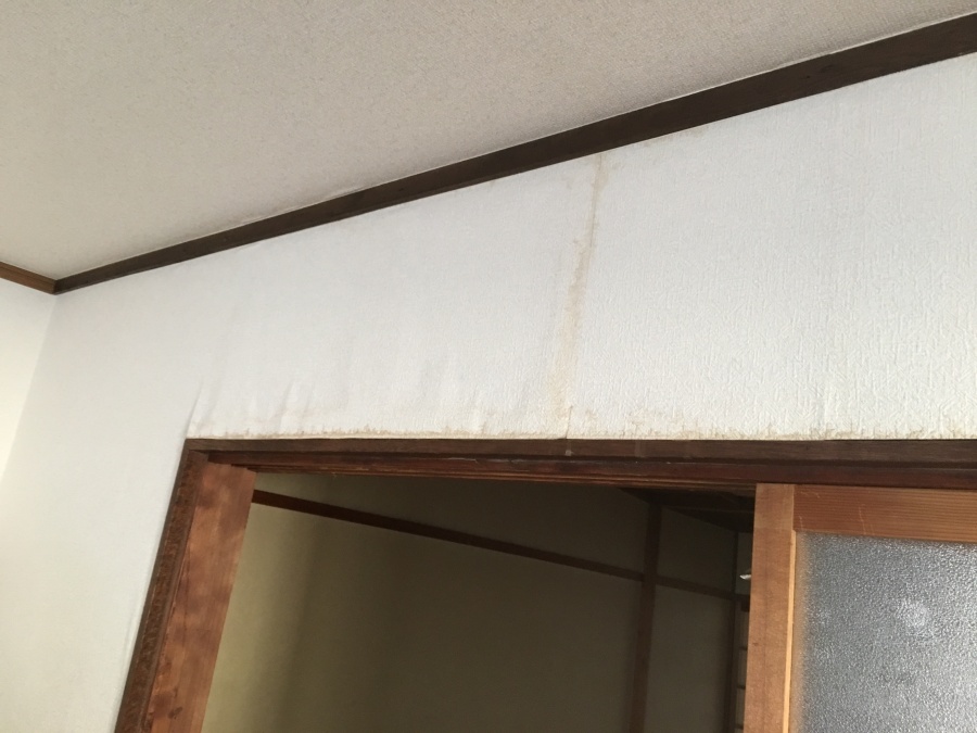 内壁雨漏りによるふくれと剥がれ