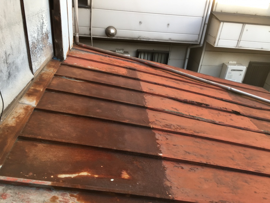 劣化した金属屋根