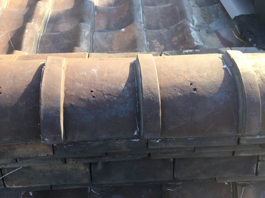 劣化した瓦屋根