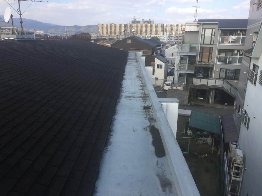劣化した屋上防水塗装