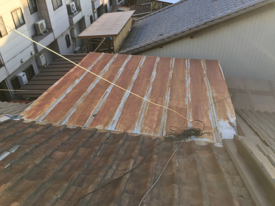 劣化した金属屋根