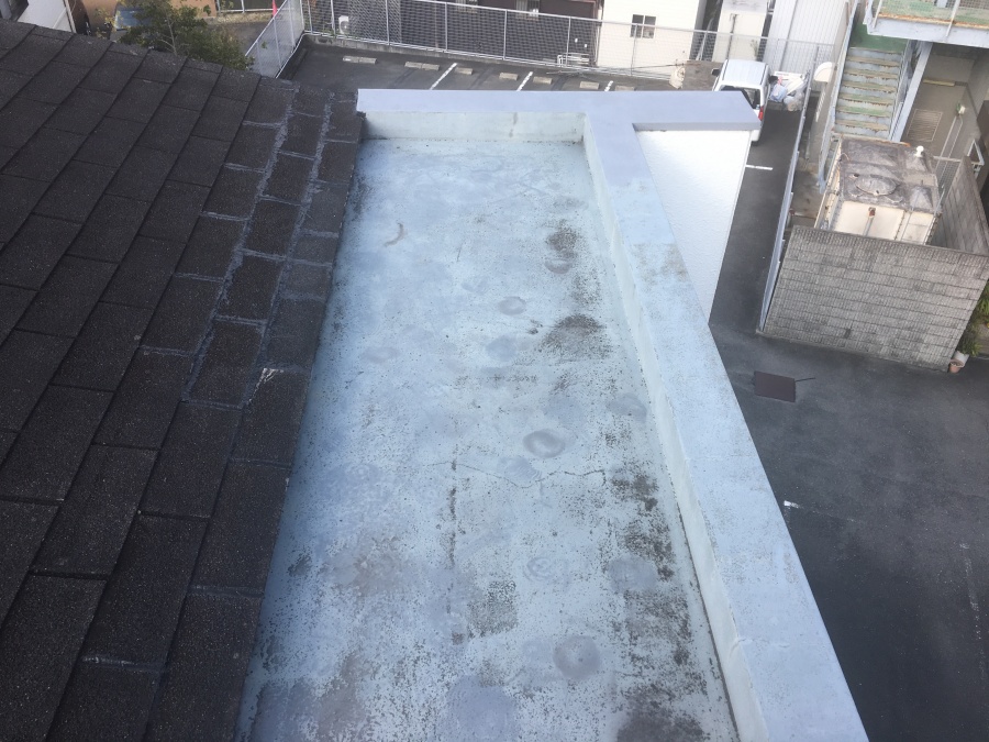 劣化した屋上防水塗装