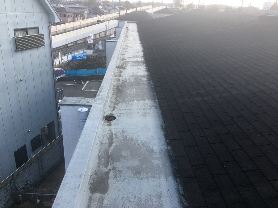 劣化した屋上防水塗装