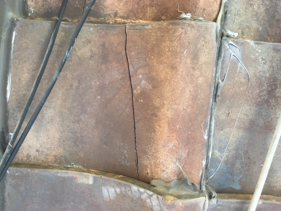 劣化して割れた瓦屋根