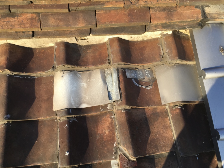 劣化した瓦屋根