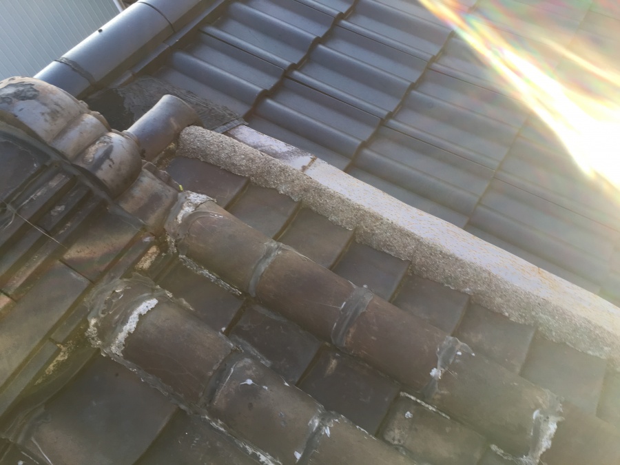 劣化した瓦屋根