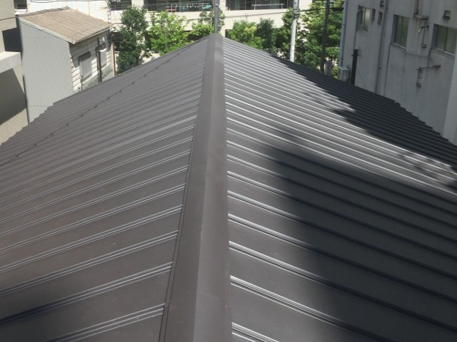葺き替え工事後の金属屋根