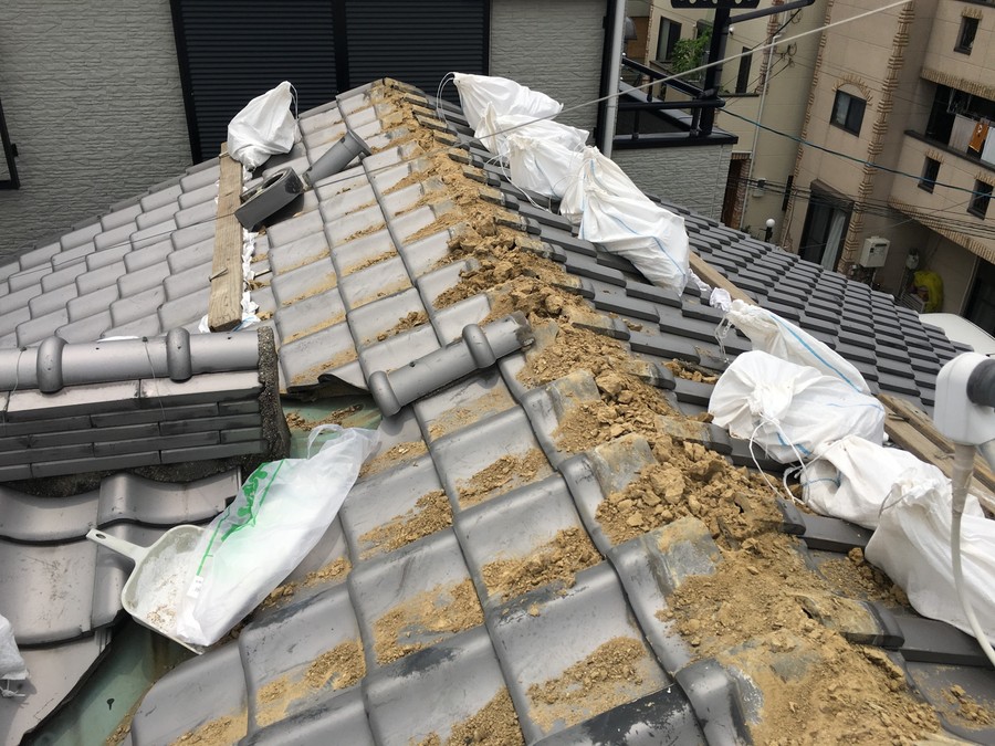 棟を撤去後、葺き土が露出