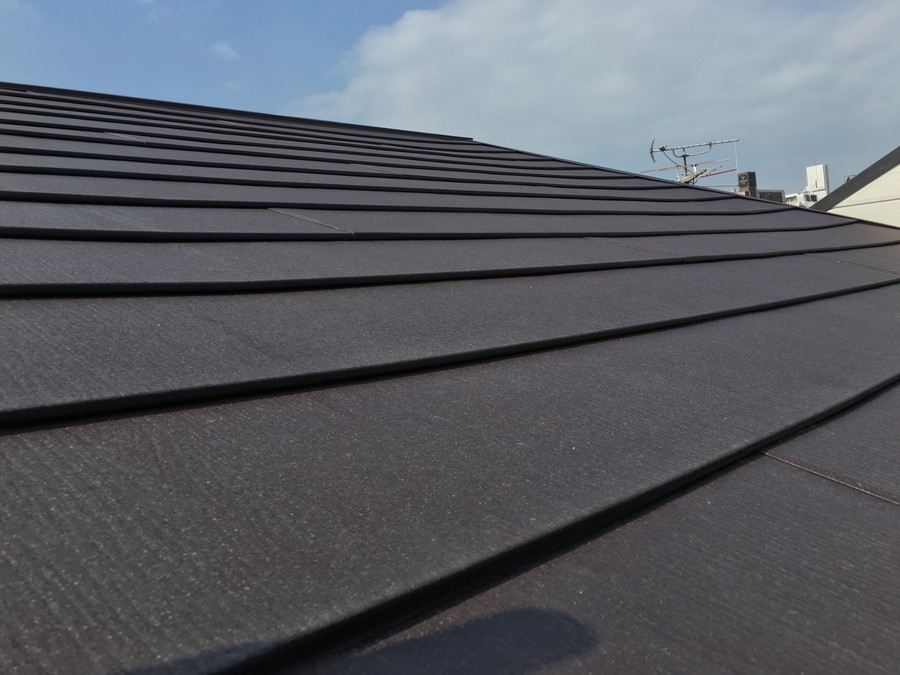 屋根カバー工事後の金属屋根