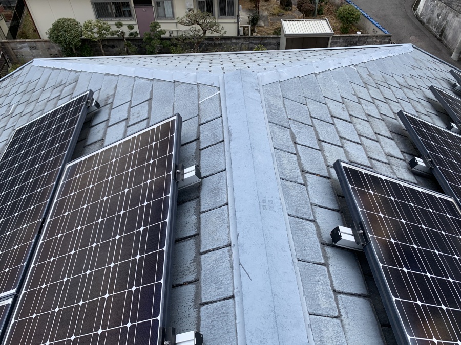 雨漏り原因である可能性が高い屋根の太陽光パネル