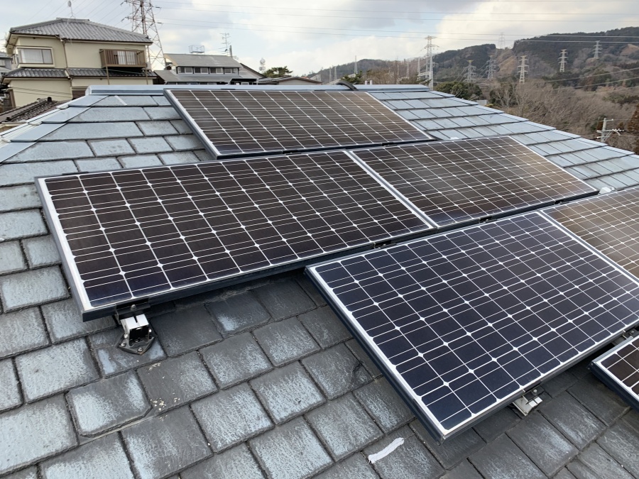屋根に設置された太陽光パネル