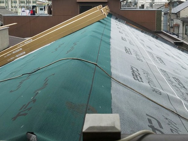 ルーフィングを張った屋根面