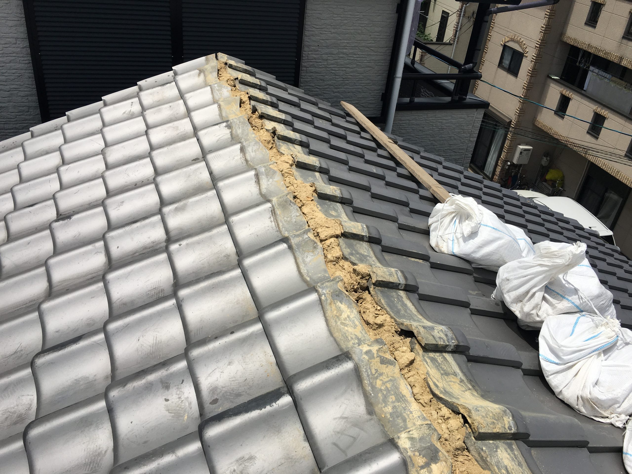 棟の葺き土を清掃