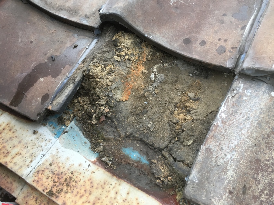 瓦屋根の下の劣化した土
