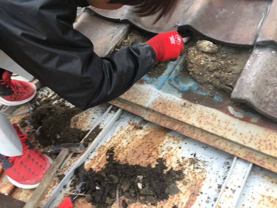 瓦屋根の下の劣化した土の撤去