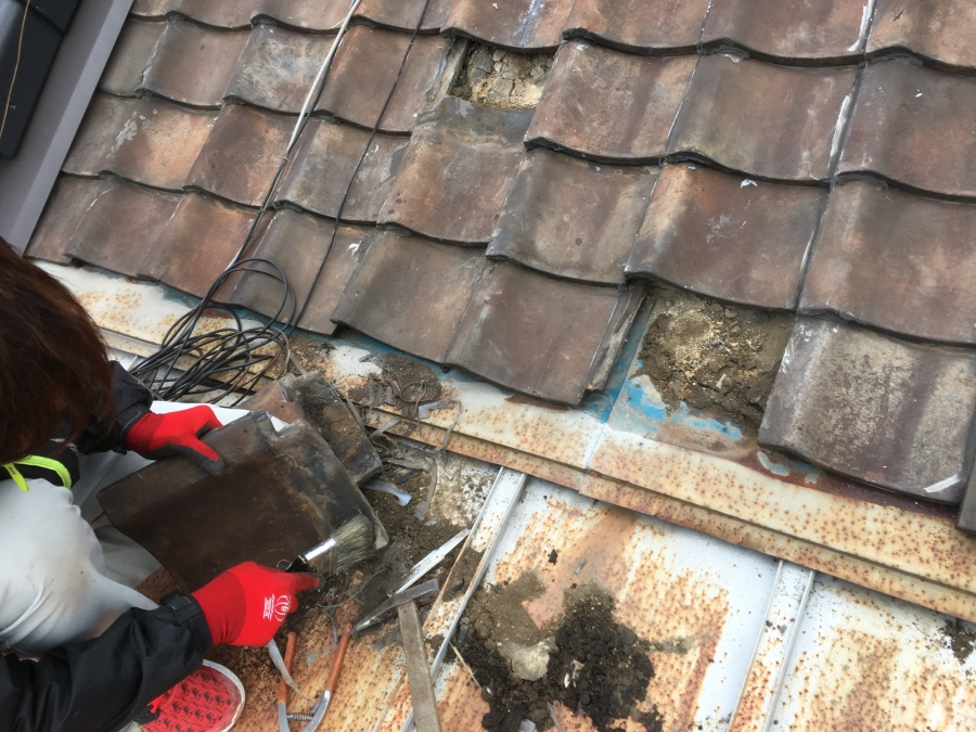 瓦屋根の下の劣化した土の撤去