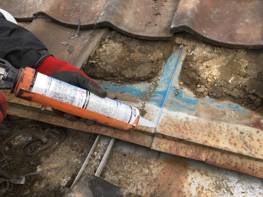 劣化した瓦をめくって調査補修