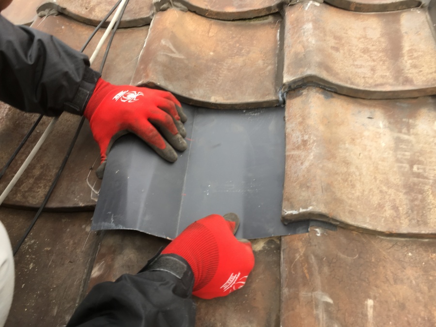 劣化した瓦屋根を金属で一部補修