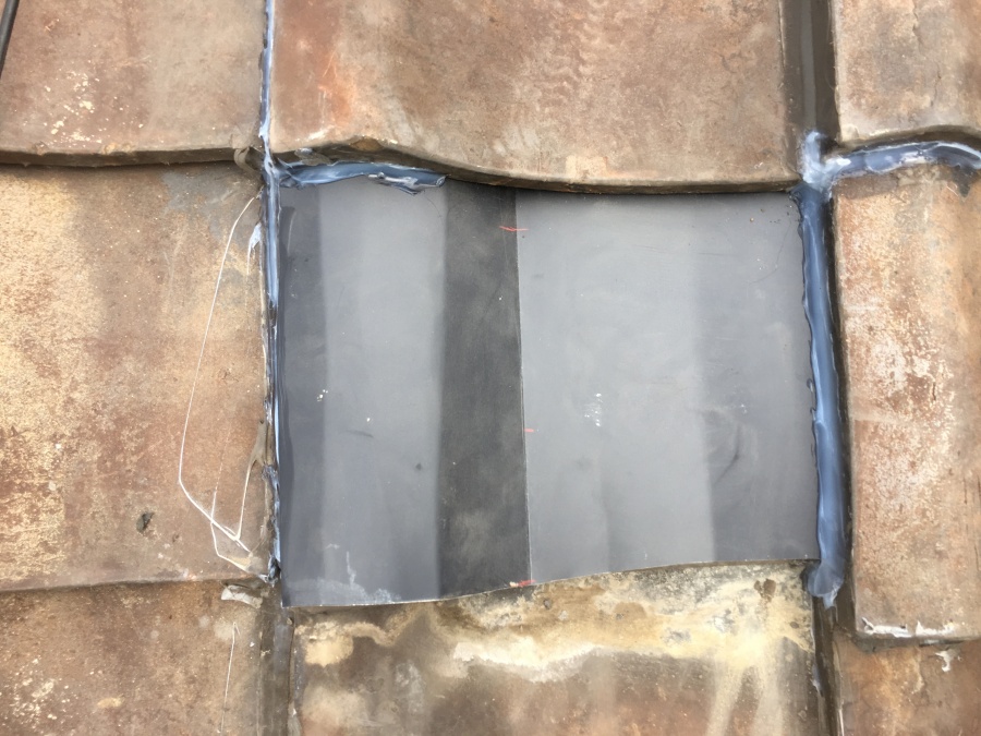 劣化した瓦屋根を金属で一部補修